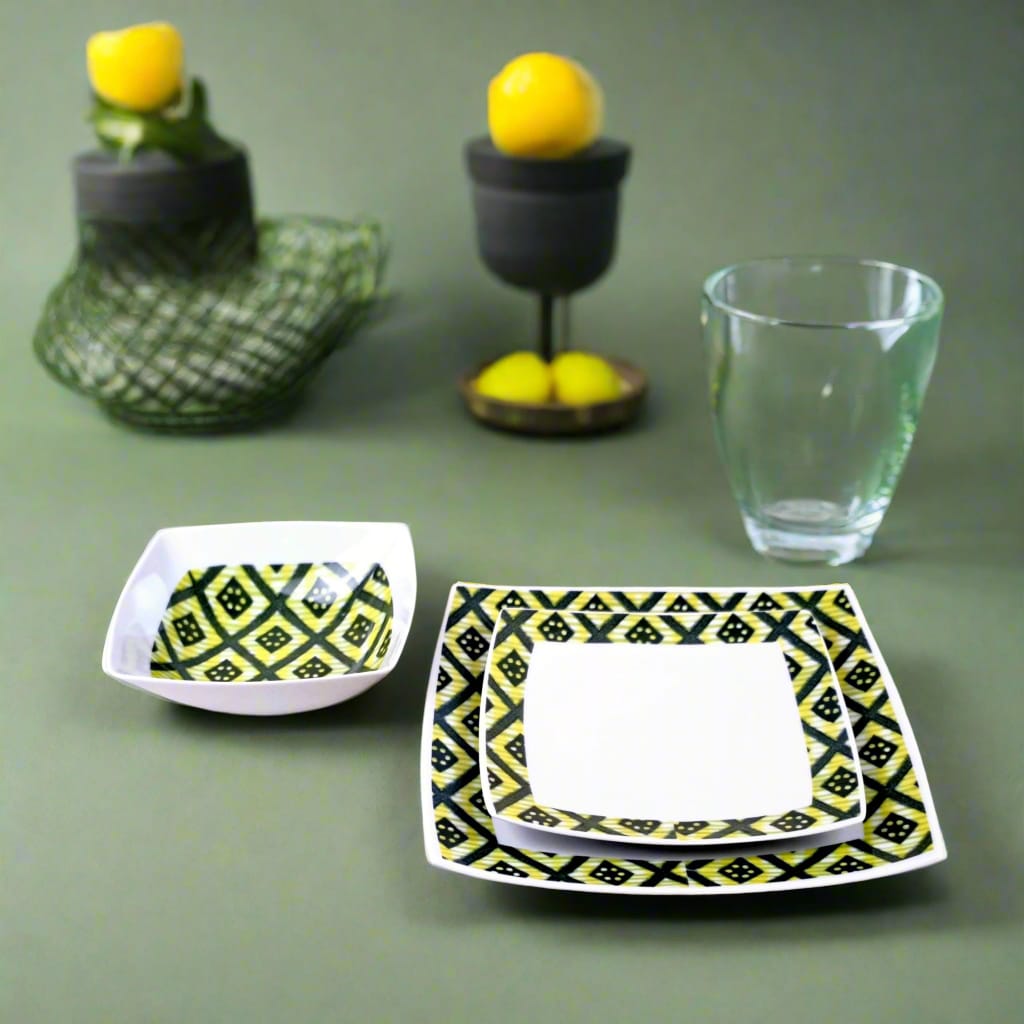 Coffret d'assiettes carrées en porcelaine fine Française fabriquées à la demande avec motif bande yoruba d'Afrique "Ibukunoluwa"   dans coffret cadeau de 6 assiettes.