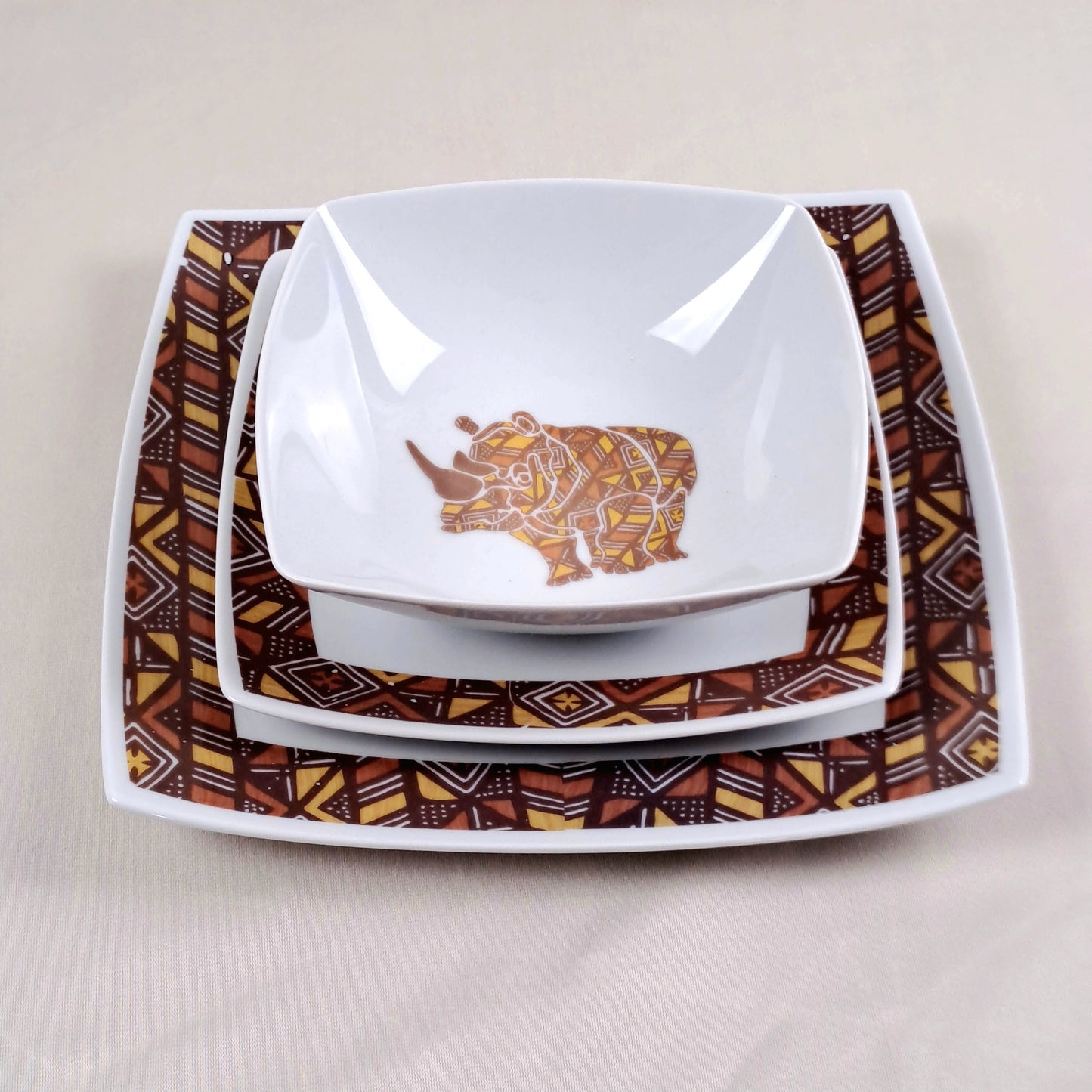 Coffret d'assiettes carrées en porcelaine fine Française fabriquées à la demande avec  motif anneau Ethnique d'Afrique "Bogolan Rhinoceros" dans coffret de 6