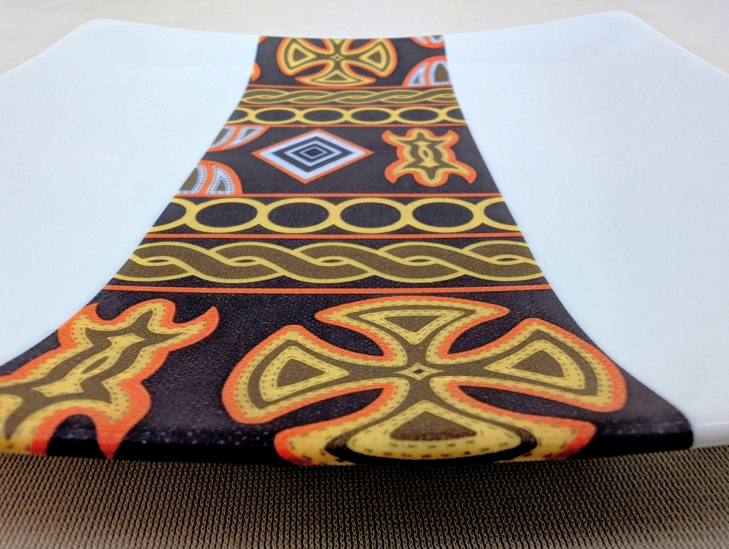 Coffret d'assiettes carrées en porcelaine fine Française fabriquées à la demande avec motif bande ethnique d'Afrique "Ndop" noir du Cameroun, présenté dans un coffret de 6 assiettes.