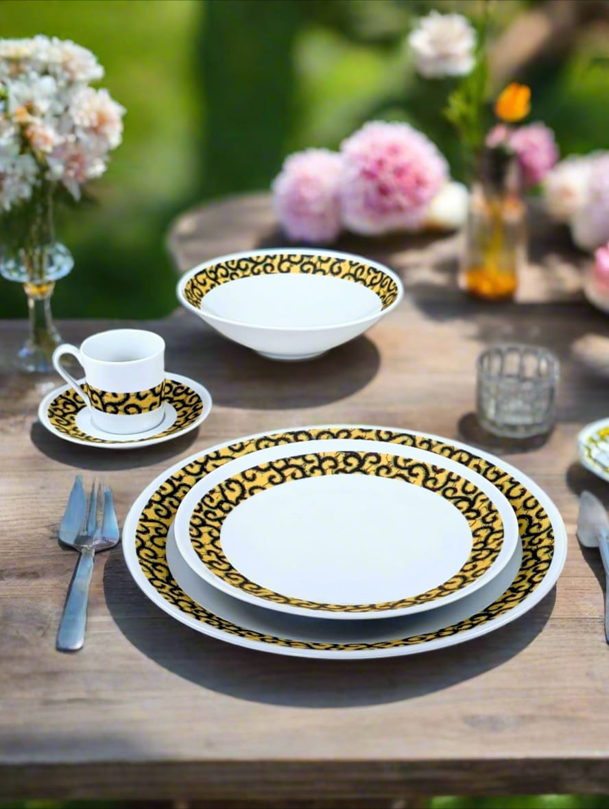 Coffret d'assiettes rondes en porcelaine fine Française fabriquées à la demande avec motif anneaux fins WAX d'afrique "Macaroni ou Conseiller" jaune dans coffret de 6 assiettes.