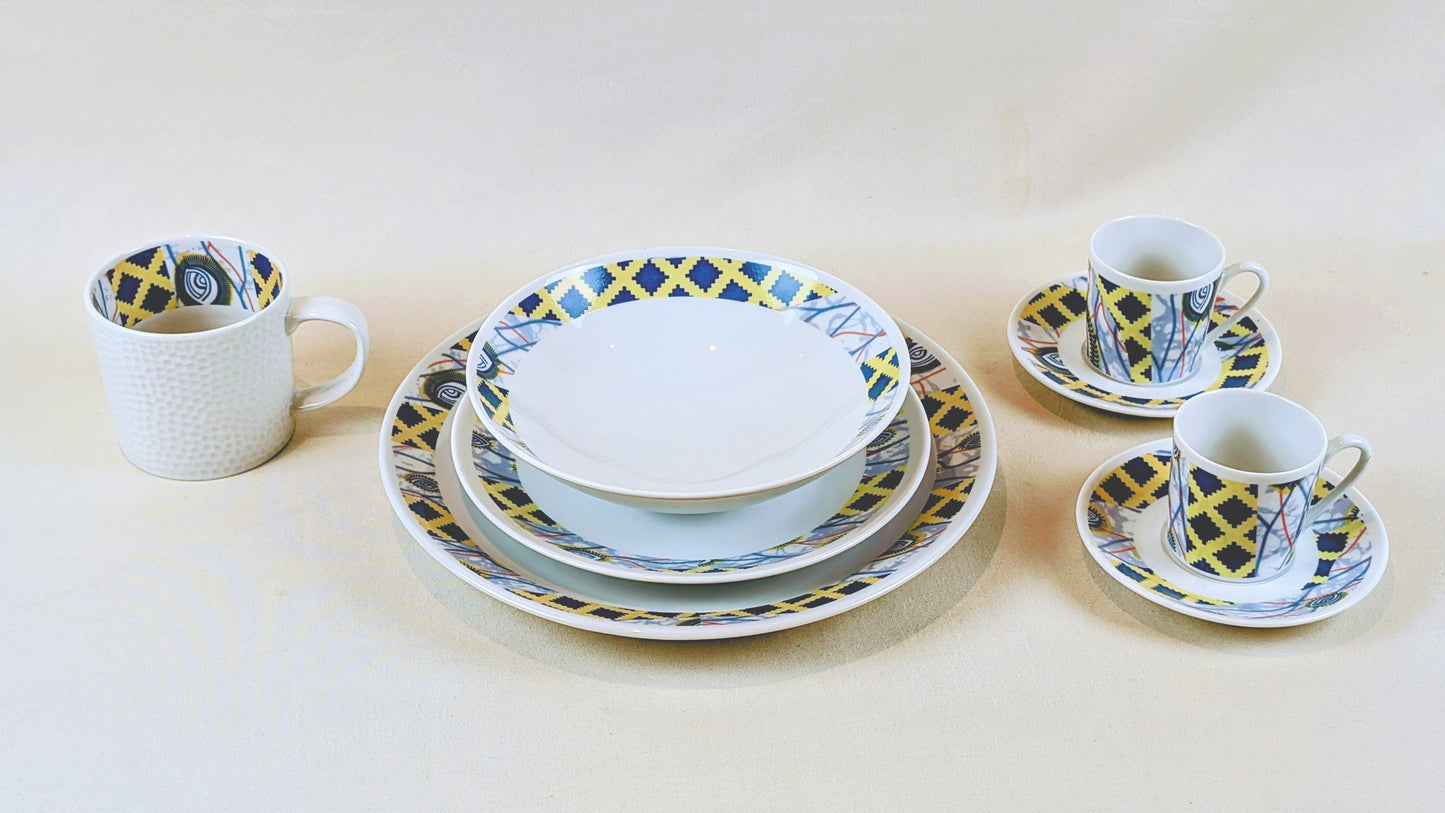 Coffret d'assiettes rondes en porcelaine fine Française fabriquées à la demande avec motif anneaux fins WAX d'afrique"Oeil de ma co-épouse" dans coffret de 6