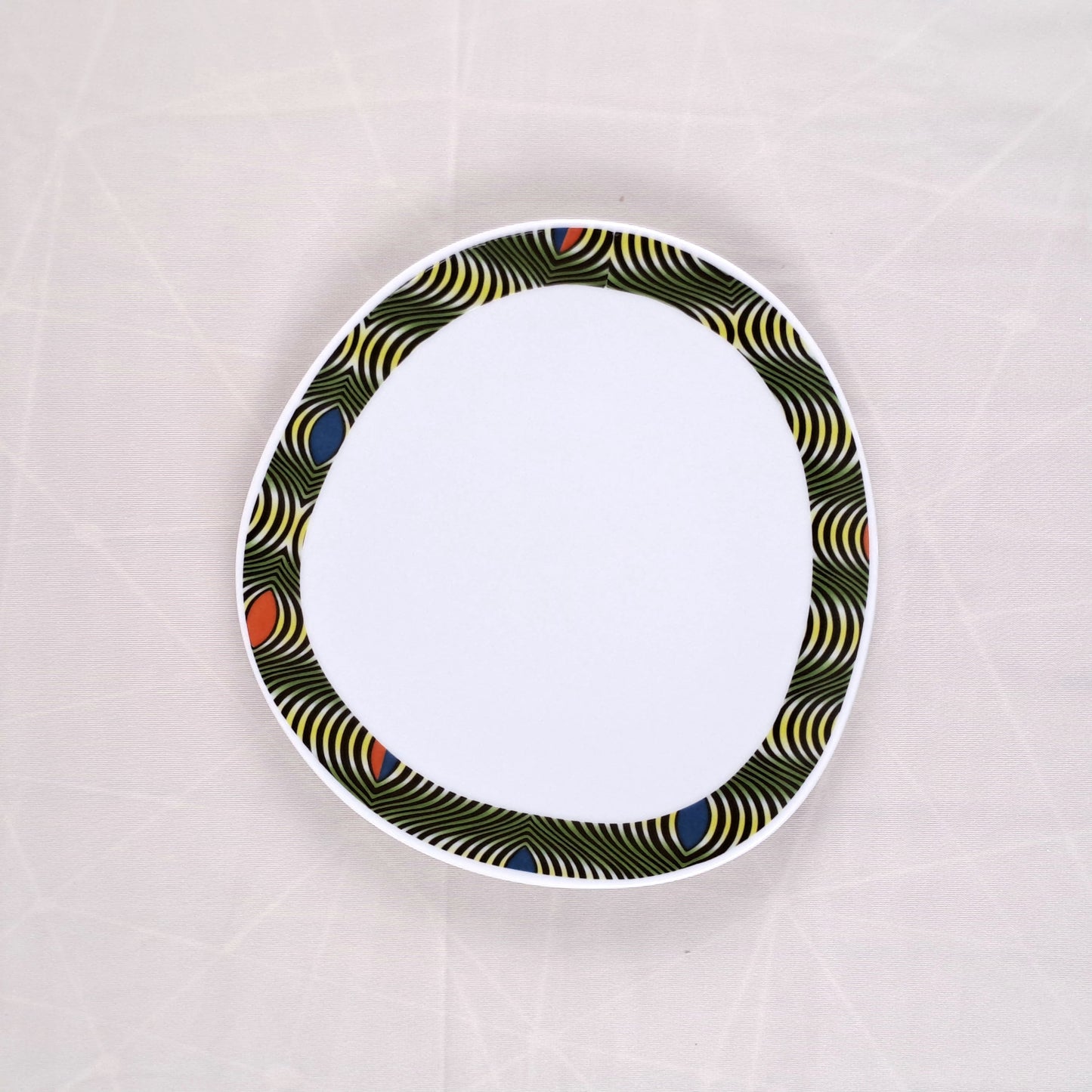 Coffret d'assiettes ovales en porcelaine fine Française fabriquées à la demande avec motif anneau WAX "Oeil de ma rivale" dans coffret de 6 assiettes
