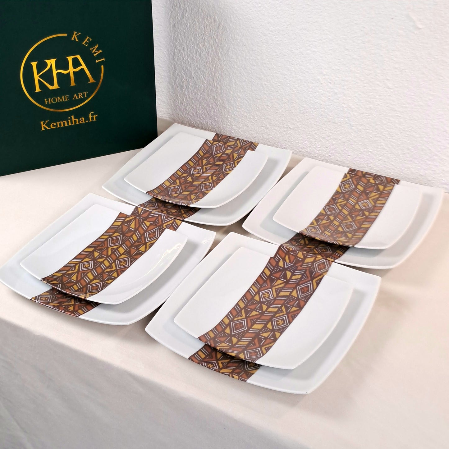 Coffret d'assiettes carrées en porcelaine fine Française fabriquées à la demande avec  motif bande Ethnique d'Afrique "Bogolan" dans coffret de 6