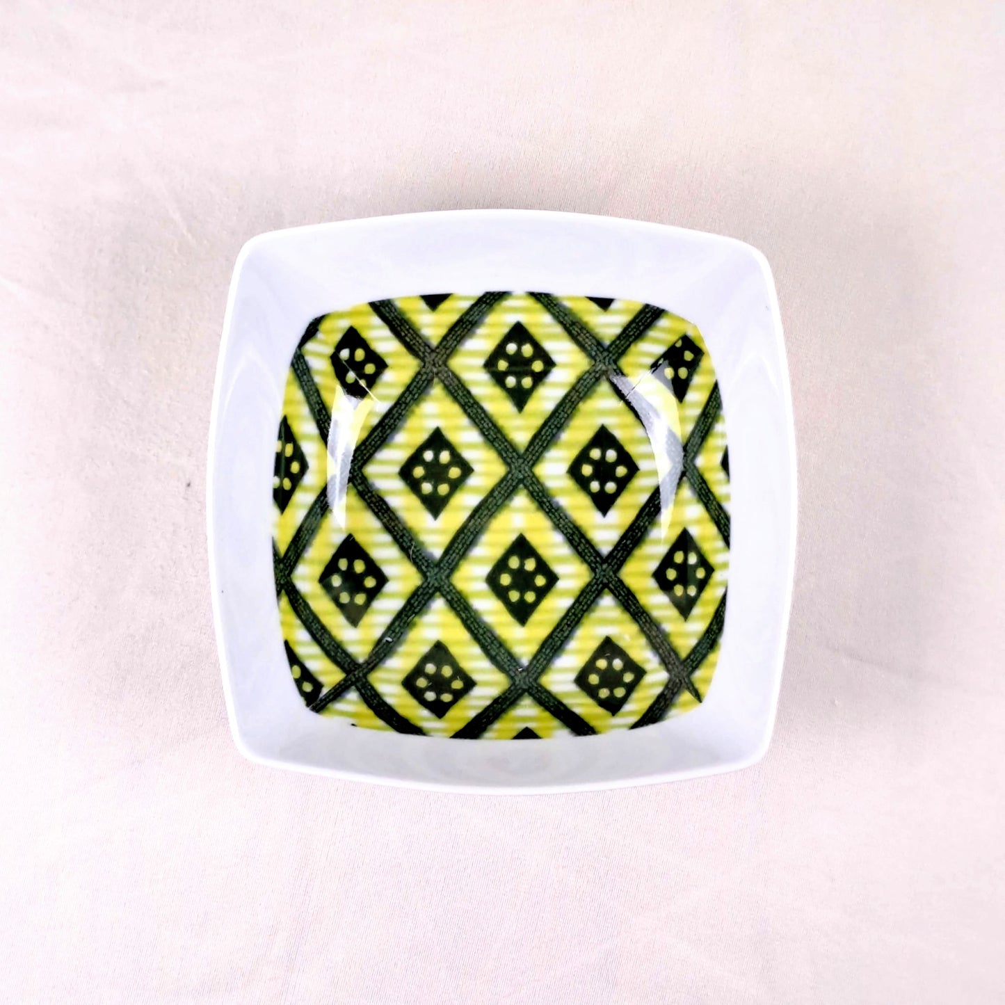 Coffret d'assiettes carrées en porcelaine fine Française fabriquées à la demande avec motif bande yoruba d'Afrique "Ibukunoluwa"   dans coffret cadeau de 6 assiettes.