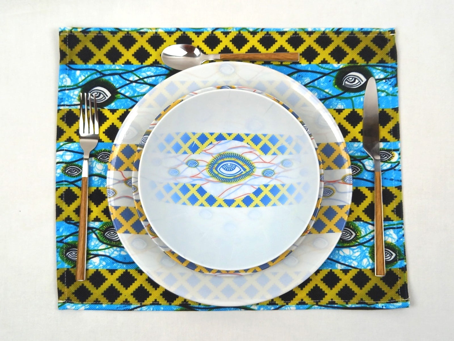 Coffret d'assiettes rondes en porcelaine fine Française fabriquées à la demande avec  motif plein WAX d'afrique "Oeil de ma co-épouse" dans coffret de 6