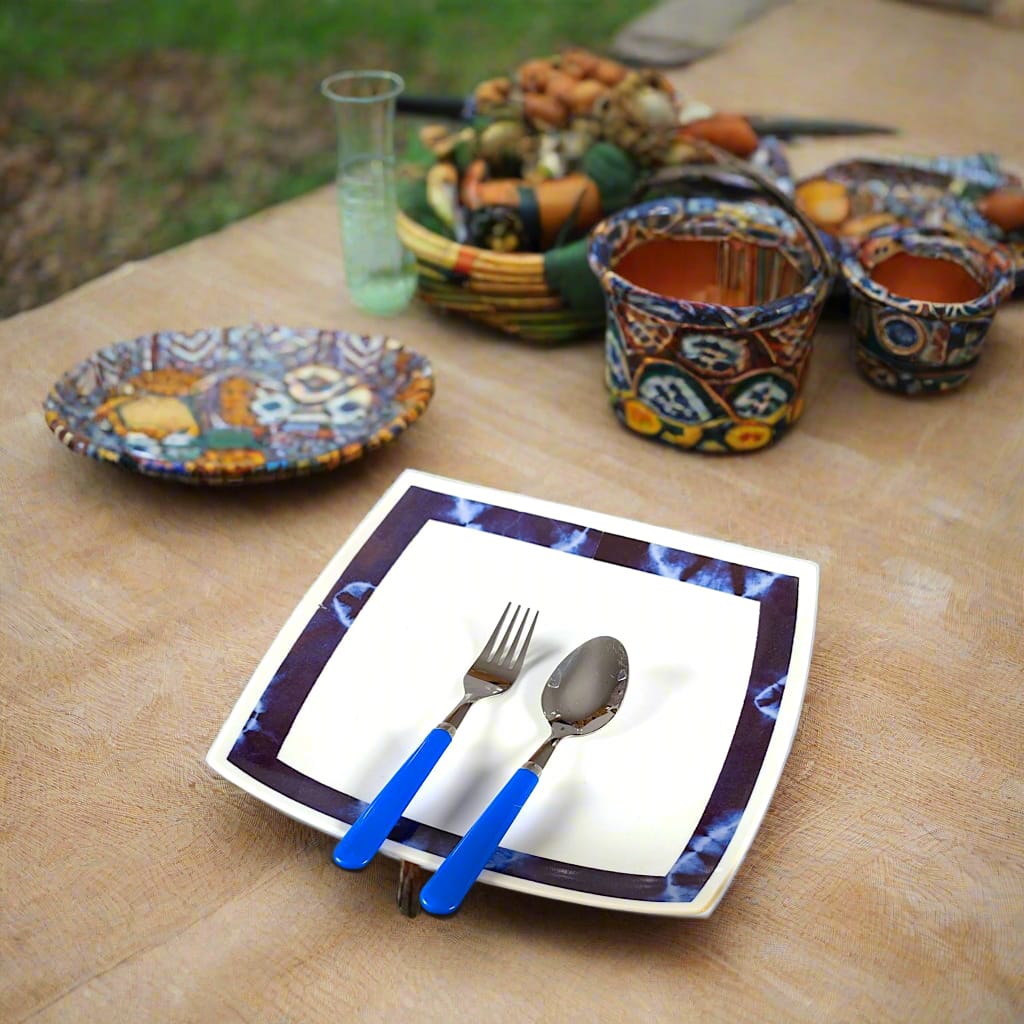 Coffret d'assiettes carrées en porcelaine fine Française fabriquées à la demande avec motif ethnique d'Afrique bleu nuit " Indigo", présenté dans un coffret de 6 assiettes