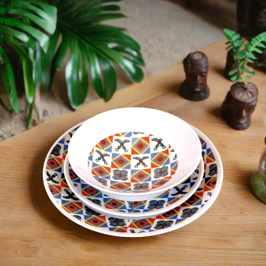 Coffret d'assiettes rondes en porcelaine fine Française fabriquées à la demande avec motif anneaux larges traditions d'afrique "Adinkra" du Ghana et de Côtes d'Ivoire dans coffret de 6 assiettes.